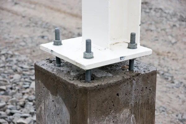Сталева нога на бетонній підкладці — стокове фото