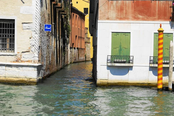 Pequeno canal lateral em Veneza — Fotografia de Stock
