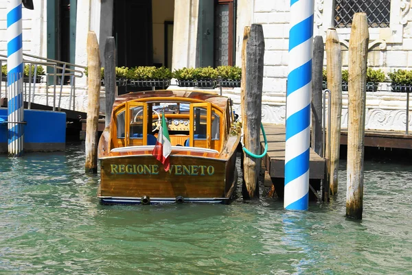 Boat in the grand canal — Stock Photo, Image