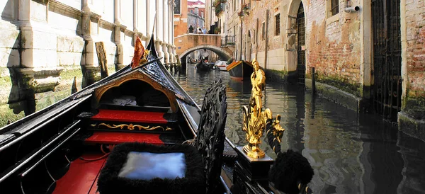 Gondola in a small canal — Stock Photo, Image