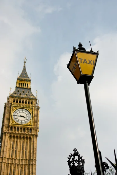 Big Ben con cartel de taxi —  Fotos de Stock