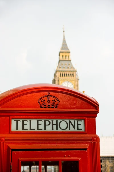 Παραδοσιακό κόκκινο Λονδίνο τηλεφωνικό θάλαμο — Φωτογραφία Αρχείου