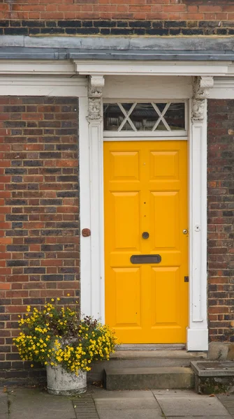 Жовті двері — стокове фото