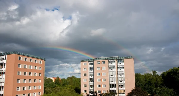Regenbogen über dem Gebäude — Stockfoto