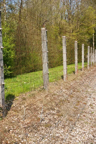 Barb wire omheining in dachau — Stockfoto