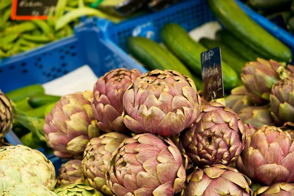 Alcachofas recién cosechadas en exhibición en el mercado de agricultores — Foto de Stock