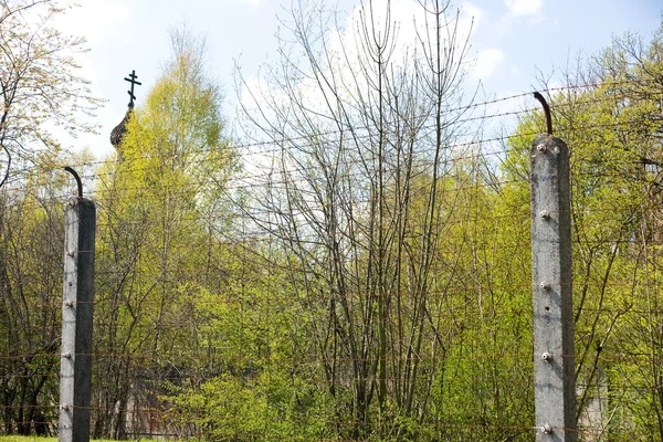 Clôture en fil de fer barbelé à Dachau — Photo