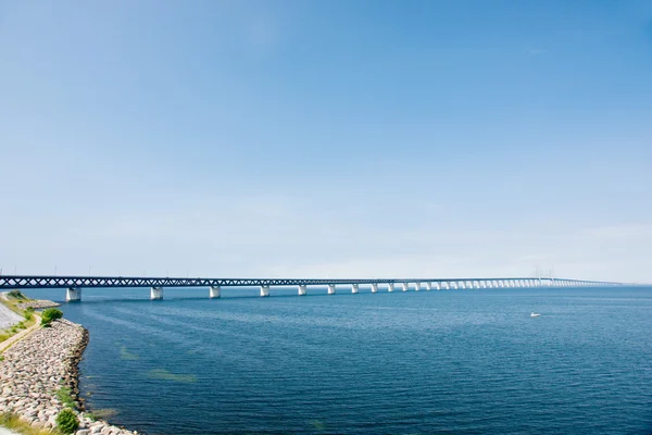 从瑞典边结束到丹麦的 oresunds 桥 — 图库照片