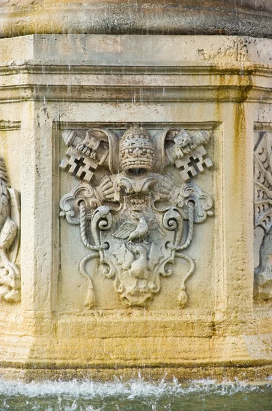 Izolované sochařství na fontáně v st peter náměstí, Vatikán — Stock fotografie