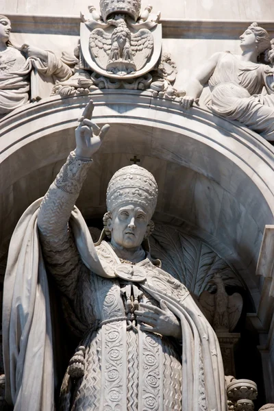 Estátua do Papa dentro da basílica de St Peter — Fotografia de Stock