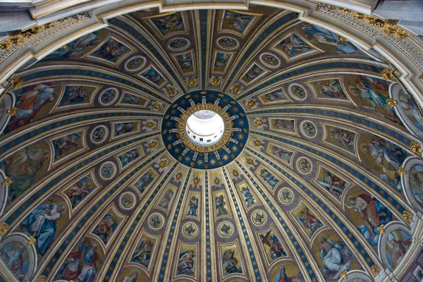 Inside of the doom, St peter basilica — Stock Photo, Image