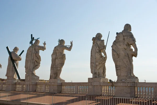 Apostel statyer på taket av Peterskyrkan — Stockfoto
