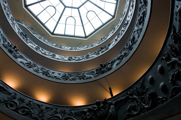 Мансардних вікон подвійної спіралі сходів — стокове фото