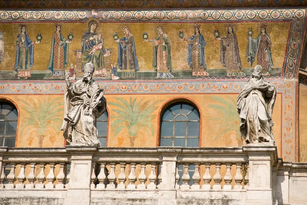 Statues on Santa Maria in Trastevere, Rome — Stock Photo, Image