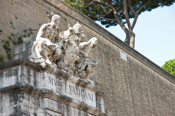 梵蒂冈博物馆的入口处上方雕塑. — 图库照片