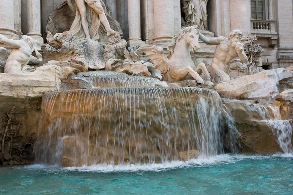 La fontaine de trevi à rome, Italie un gros plan sur la statue de neptune — Photo