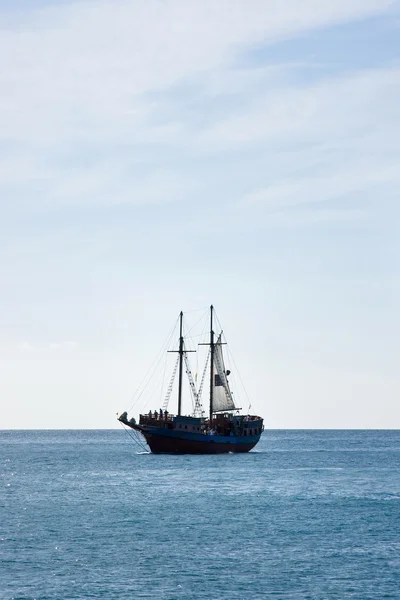 Силуэт корабля — стоковое фото