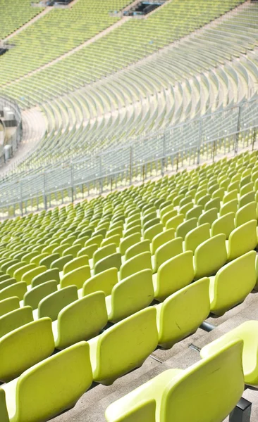 Asientos de plástico vacíos en el estadio, campo de deportes de puerta abierta —  Fotos de Stock