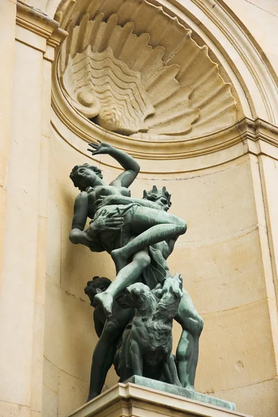 Staty på fasaden på Kungliga slottet — Stockfoto