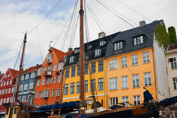 Copenhaga, Danemarca - clădiri colorate de pe strada Nyhavn — Fotografie, imagine de stoc