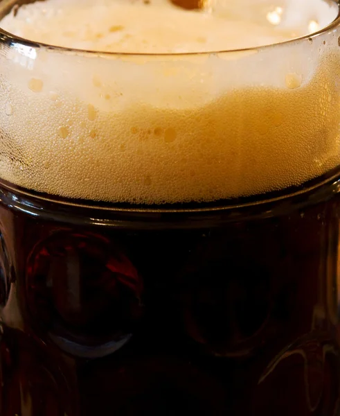 Апетитне фільтроване темне пиво з піною — стокове фото