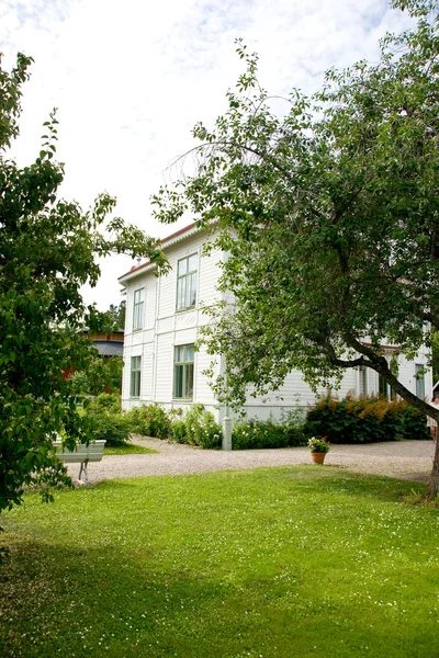 Δύο ιστορία λευκό πλαισιωμένο σπίτι — Φωτογραφία Αρχείου