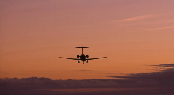 Passagerarflygplan vid solnedgången — Stockfoto