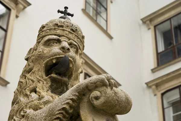 궁전 hofburg에 사자 동상 — 스톡 사진