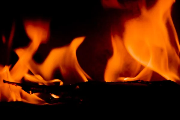 Tocando chamas — Fotografia de Stock