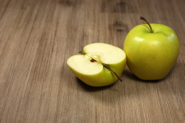 Eineinhalb Äpfel — Stock Photo, Image