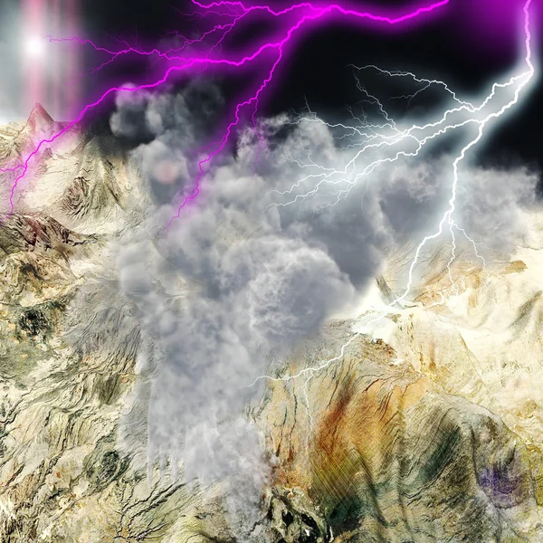 Извержение вулкана с огромной молнией — стоковое фото