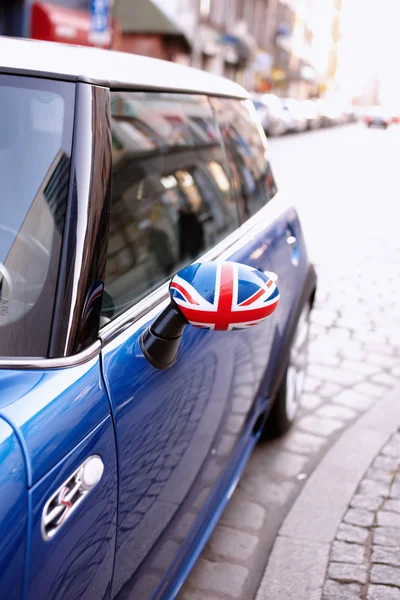 Brittiska patriotismen visas på bil-spegel — Stockfoto