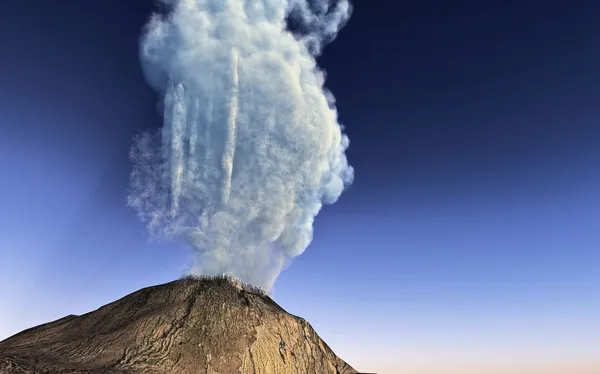 耐えられる若い火山 — ストック写真