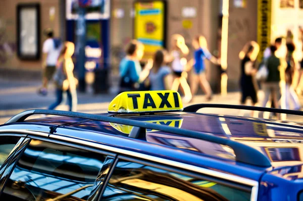 Ταξί περιμένουν για τους πελάτες — Φωτογραφία Αρχείου