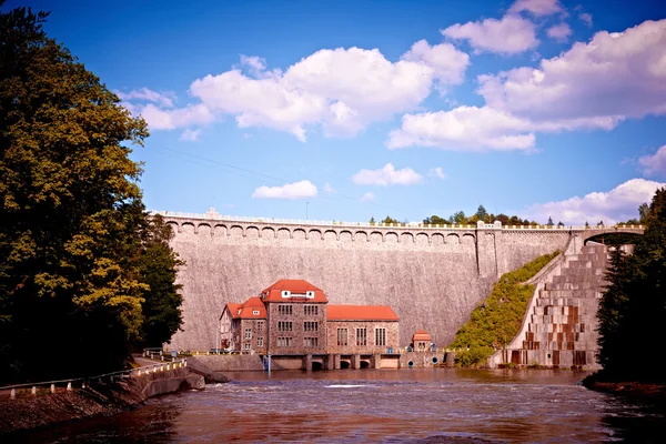 Einhundert Jahre alter Damm in Pilichowice, Polen — Stockfoto