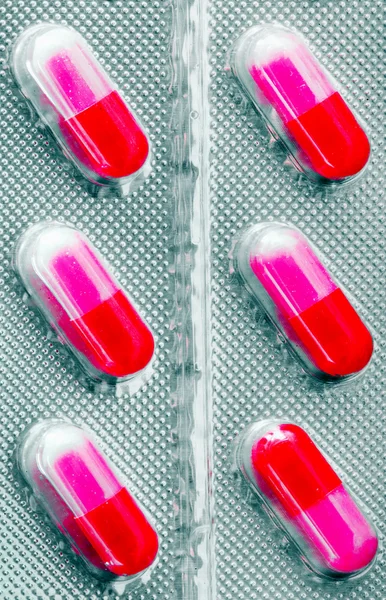 Красные таблетки — стоковое фото