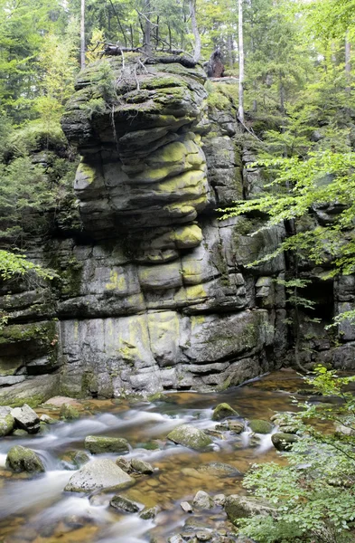 Gran formación rocosa sobre el arroyo en el sur de Polonia — Foto de Stock