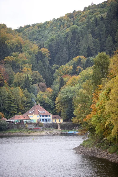 Dom nad jeziorem, Polska — Zdjęcie stockowe