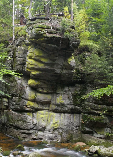 Grote rotsachtige vorming over de kreek in zuidelijk Polen — Stockfoto