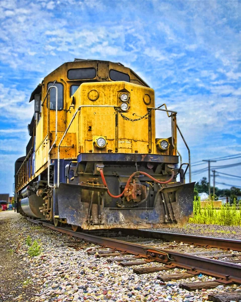 Поезд на рельсах — стоковое фото