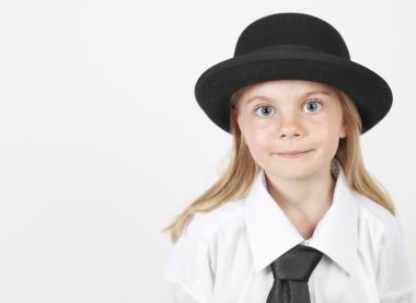 Portrait eines jungen Mädchens mit hemd und krawatte