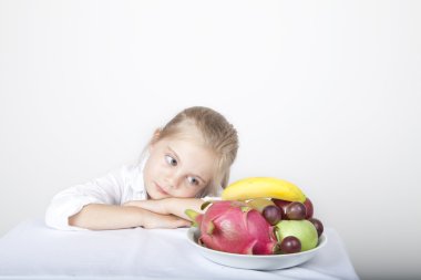 Portrait eines jungen Mädchens mit Früchten