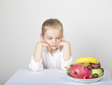 Portrait eines jungen Mädchens mit Früchten