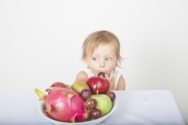 Portrait eines jungen Mädchens mit Früchten