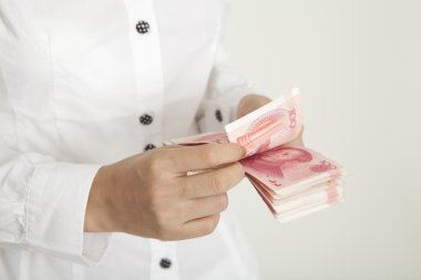 Chinesische Frau zählt Geld