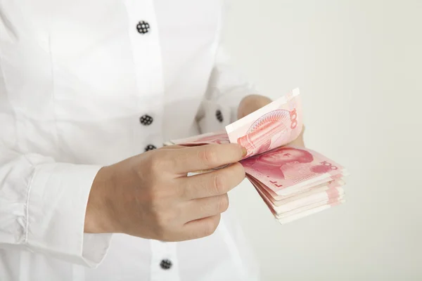 stock image Chinesische Frau zählt Geld