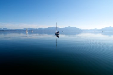 Yelkenli tekneler içinde huzurlu lake