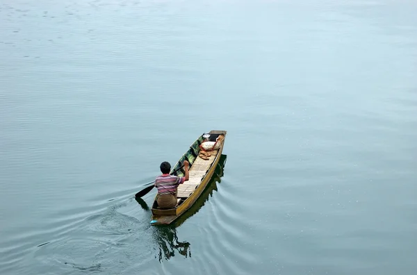 A man rowing his boat for daily work in Sangkhlaburi — Stock Photo, Image