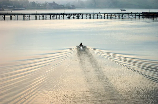 A boat approaching Mon bridge in Sangkhlaburi — Stock Photo, Image