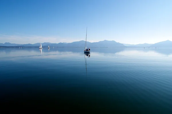 Segelboote im friedlichen See Stockbild